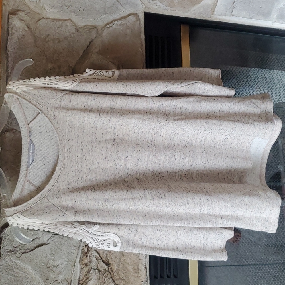 Cold-shoulder Sweatshirt